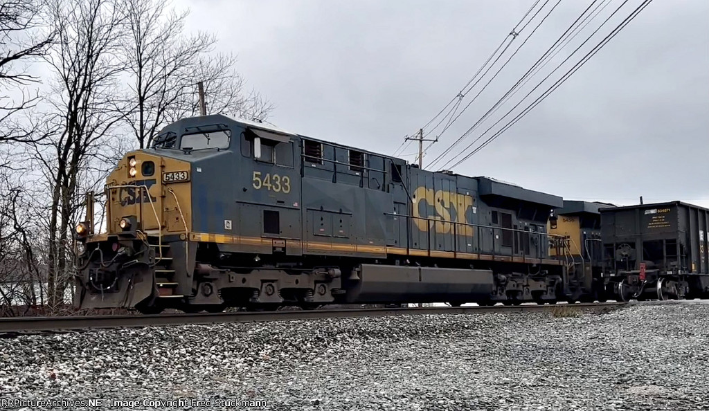 CSX 5433 leads M370.